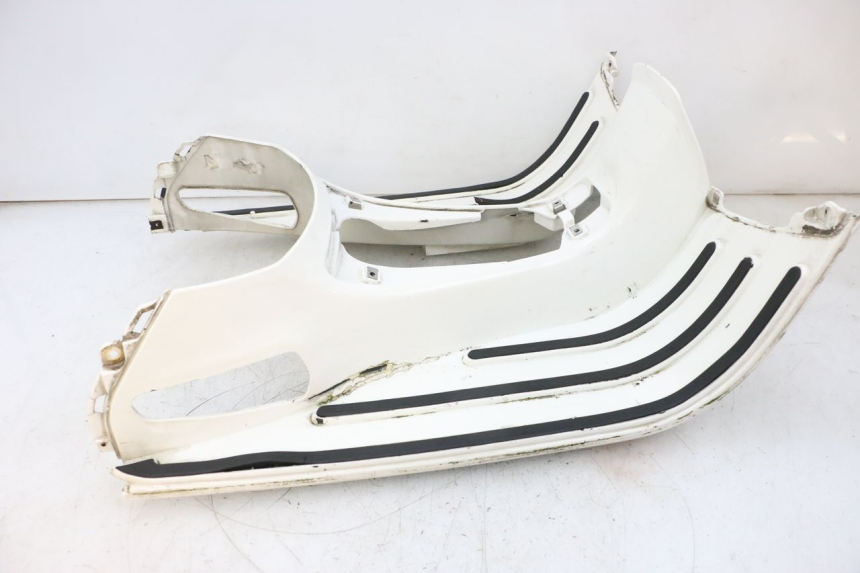 photo de FLOOR PANEL PIAGGIO VESPA GTS SUPER IE 125 (2009 - 2016) - Distinctive features