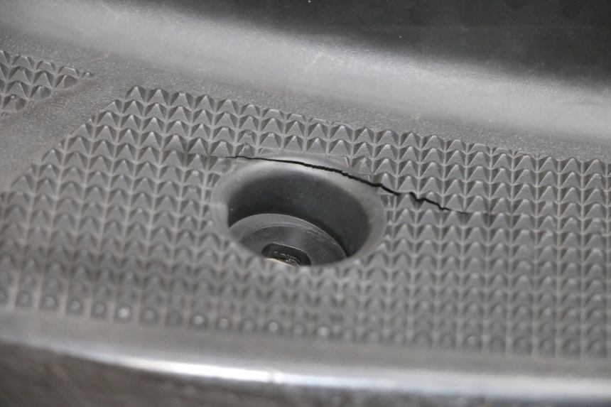 photo de FLOOR PANEL YAMAHA YP MAJESTY 125 (2002 - 2006) - Additional view of the item