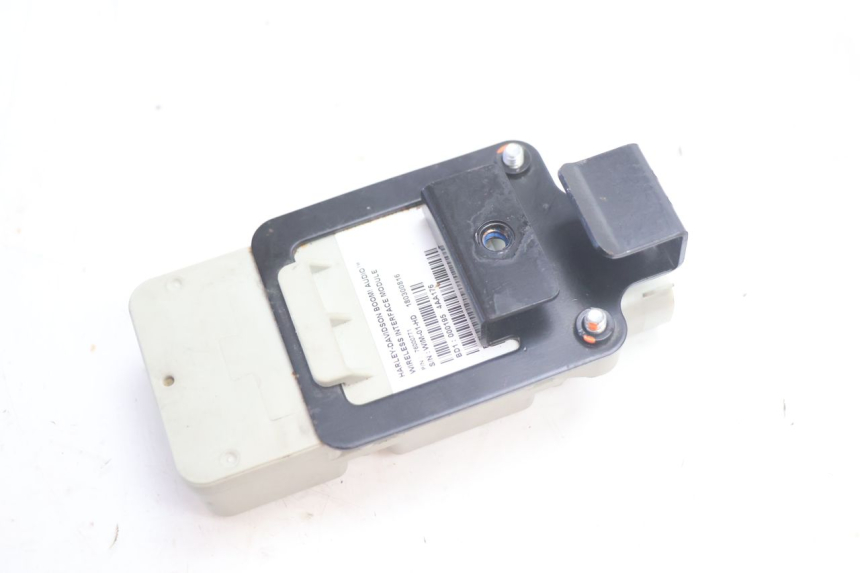photo de INTERFACE MODULE HARLEY DAVIDSON ROAD GLIDE FLTRXSE 1920 (2018 - 2022) - Technical close-up