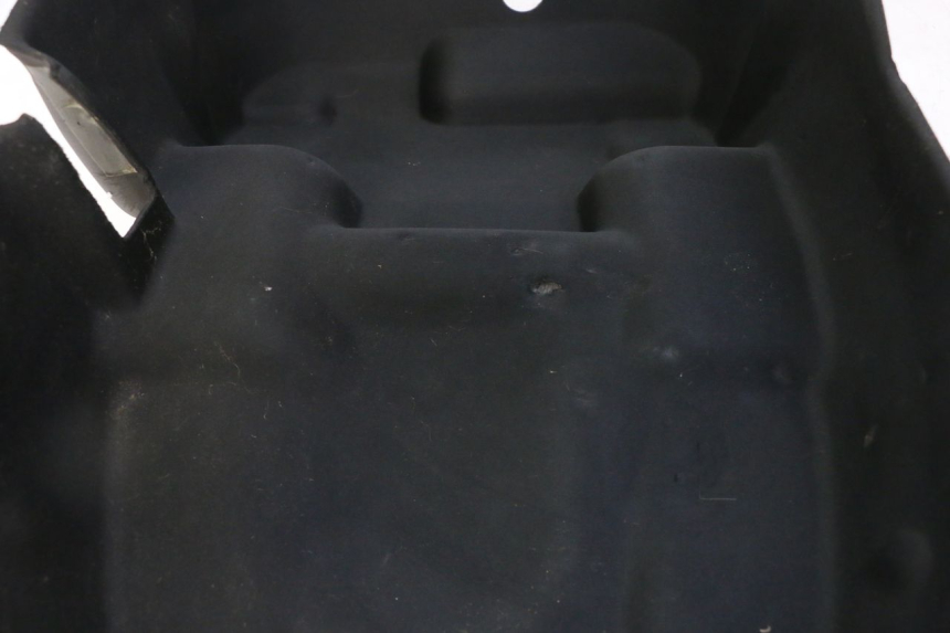 photo de UNDERSEAT CARPET PEUGEOT SATELIS 125 (2013 - 2018) - Zoom on usage condition