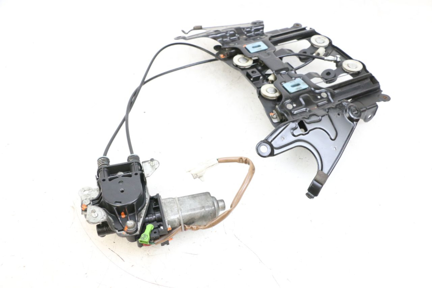 photo de SCREEN ENGINE SUZUKI BURGMAN EXECUTIVE ABS 650 (2006 - 2012) - Distinctive features
