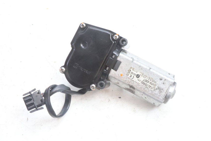 photo de WINDSCREEN WIPER MOTOR BMW C1 125 (2000 - 2003) - Technical close-up