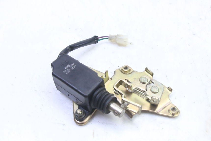 photo de TRUNK OPENING MOTOR SYM FIDDLE 3 III 125 (2014 - 2020) - Zoom on usage condition