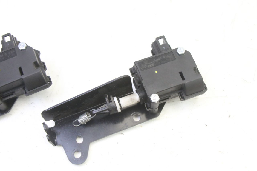 photo de SEAT LOCK ENGINE PIAGGIO MP3 HPE 310 (2024 - 2025) - Zoom on usage condition