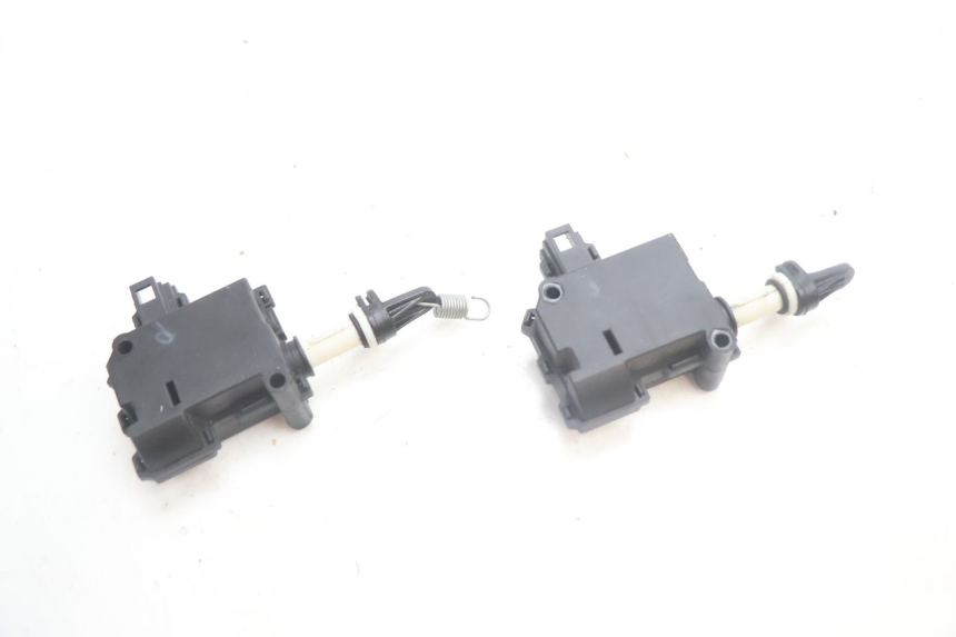 photo de SEAT LOCK ENGINE PIAGGIO MP3 HPE 530 (2022 - 2026) - Technical close-up