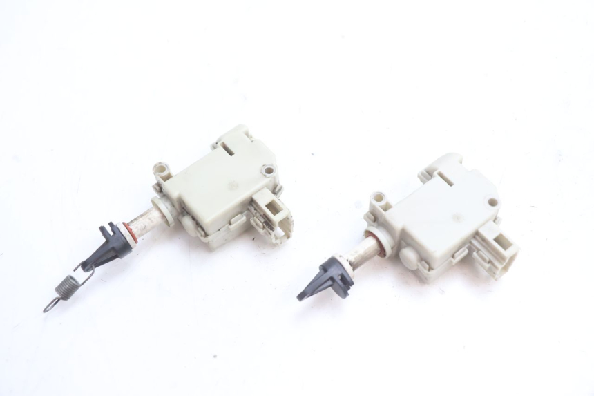 photo de TRUNK OPENING MOTOR PIAGGIO MP3 LT 300 (2010 - 2016) - Technical close-up
