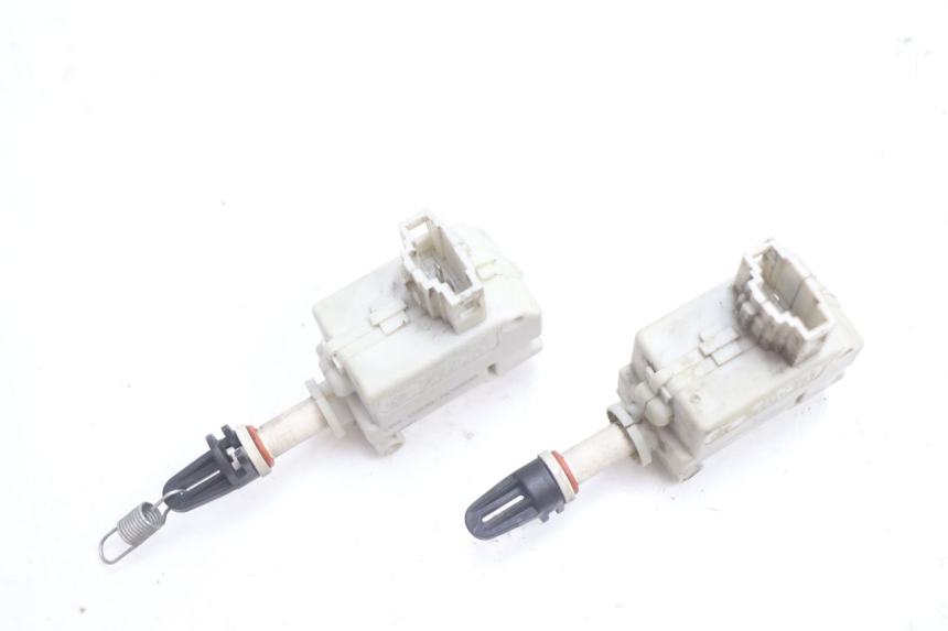 photo de TRUNK OPENING MOTOR PIAGGIO MP3 LT 400 (2007 - 2012) - Component detail