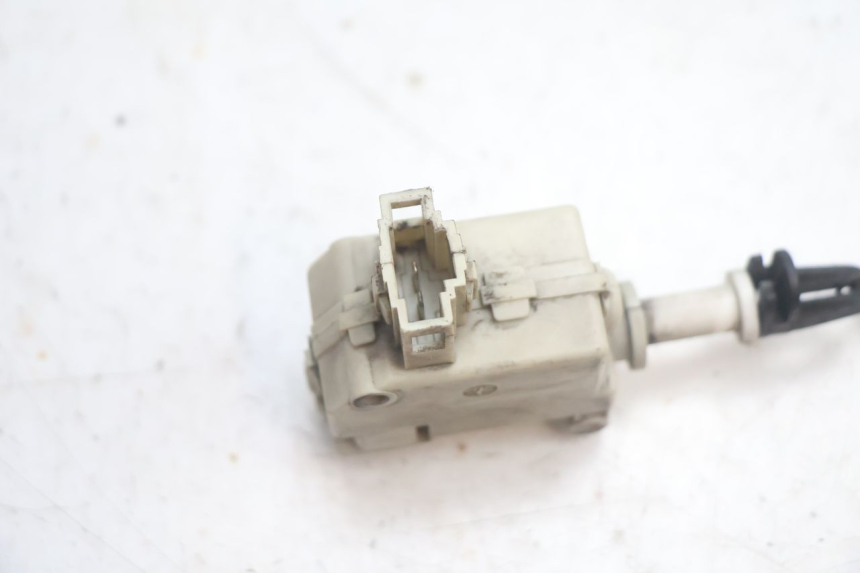 photo de TRUNK OPENING MOTOR PIAGGIO MP3 125 (2006 - 2014) - Technical close-up