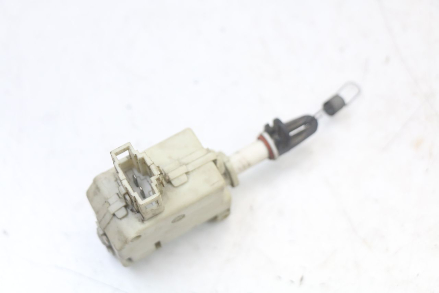 photo de SEAT LOCK ENGINE PIAGGIO BEVERLY 125 (1998 - 2005) - Zoom on usage condition
