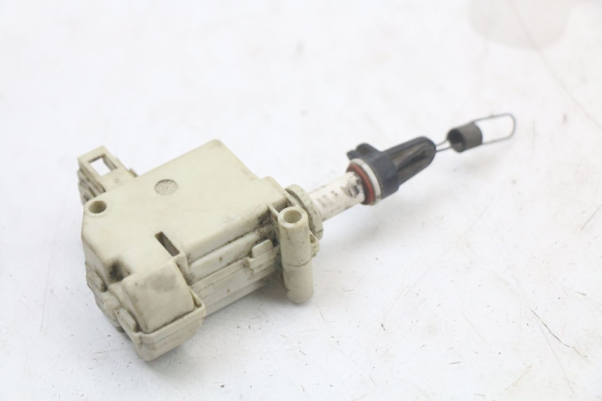 photo de SEAT LOCK ENGINE PIAGGIO BEVERLY 125 (1998 - 2005) - Alternative perspective