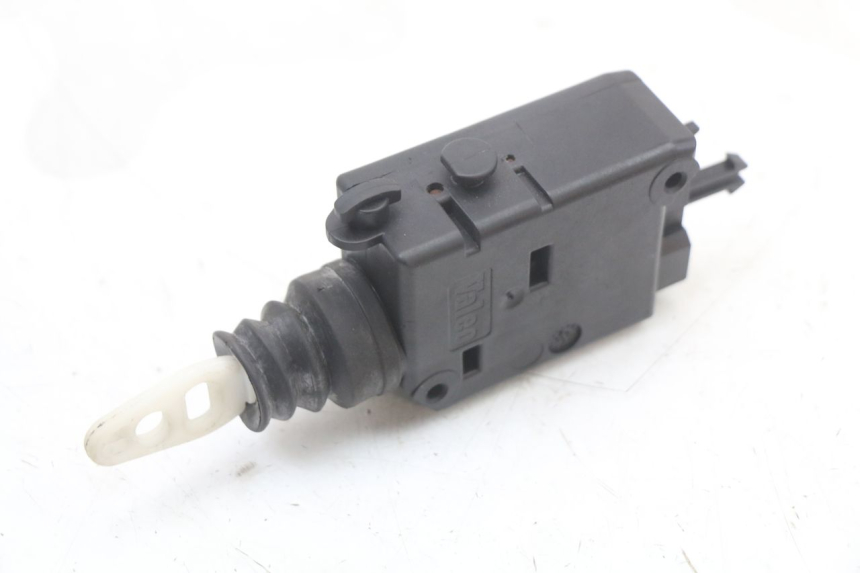 photo de TRUNK OPENING MOTOR PEUGEOT SATELIS 125 (2010 - 2012) - Zoom on usage condition