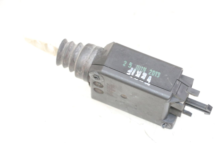 photo de SEAT LOCK ENGINE PEUGEOT SATELIS 125 (2013 - 2018) - Fixing points details