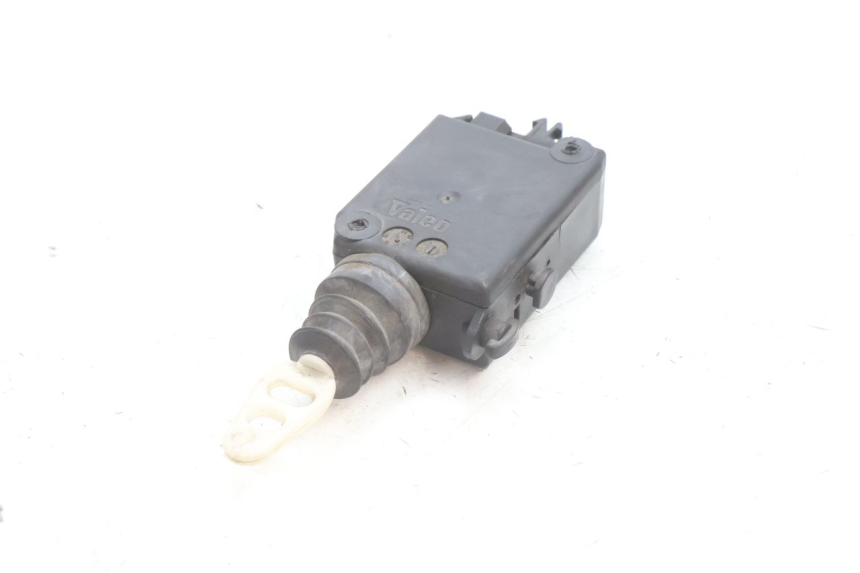 photo de TRUNK OPENING MOTOR PEUGEOT SATELIS 125 (2006 - 2009) - Technical close-up
