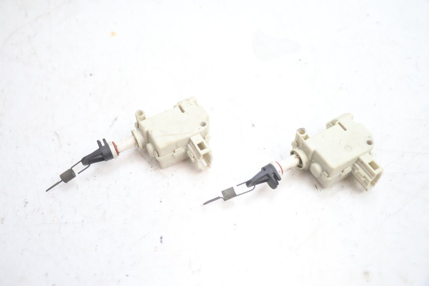 photo de SEAT LOCK ENGINE PIAGGIO X8 STREET 125 (2006 - 2007) - Alternative perspective