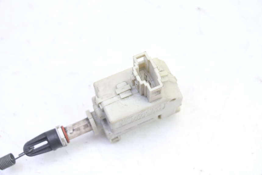 photo de TRUNK OPENING MOTOR PIAGGIO X9 EVOLUTION 125 (2003 - 2007) - Component detail