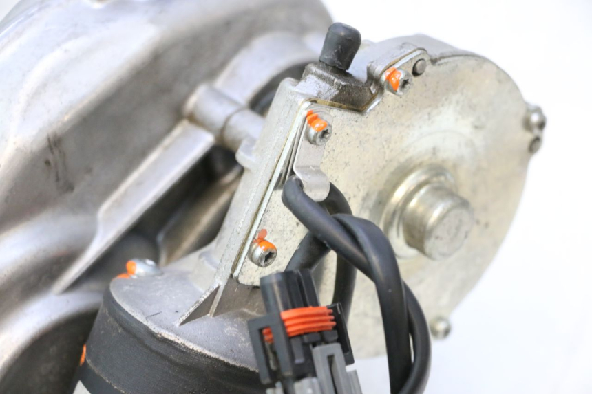 photo de ROLL LOCK ENGINE PIAGGIO MP3 LT 300 (2010 - 2016) - Distinctive features