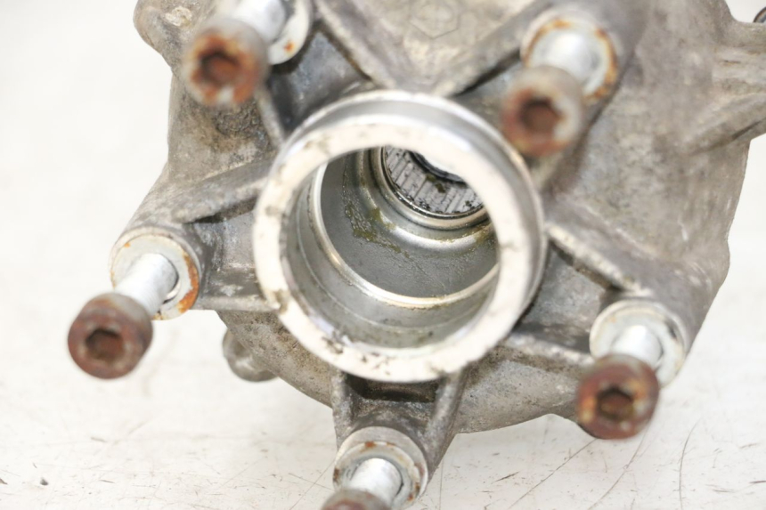 photo de FRONT WHEEL HUB PIAGGIO LXV 4T 50 (2009 - 2013) - Alternative perspective