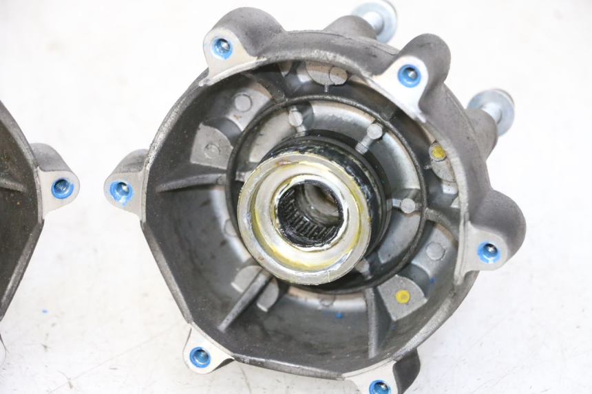 photo de FRONT WHEEL HUB PIAGGIO MP3 HPE 310 (2024 - 2025) - Fixing points details