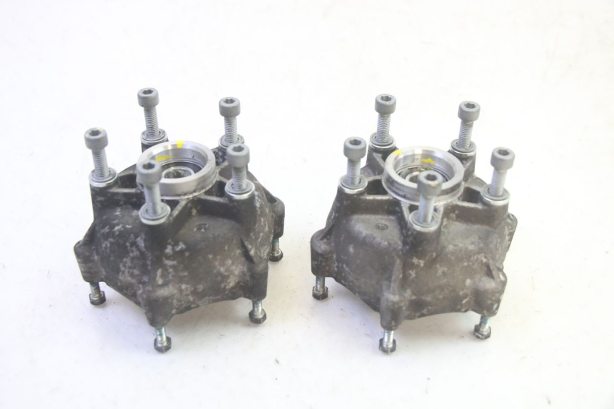 photo de FRONT WHEEL HUB PIAGGIO MP3 HPE 350 (2018 - 2020) - Alternative perspective