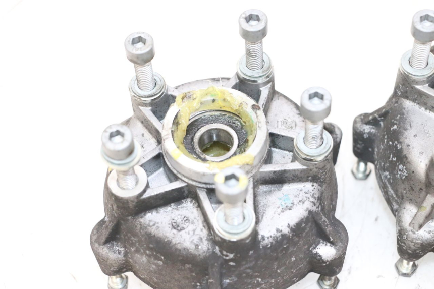 photo de FRONT WHEEL HUB PIAGGIO MP3 HPE 300 (2019 - 2026) - Technical close-up