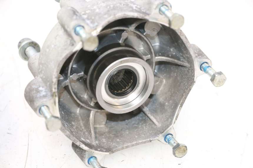 photo de FRONT WHEEL HUB PIAGGIO MP3 HPE 530 (2022 - 2026) - Technical close-up
