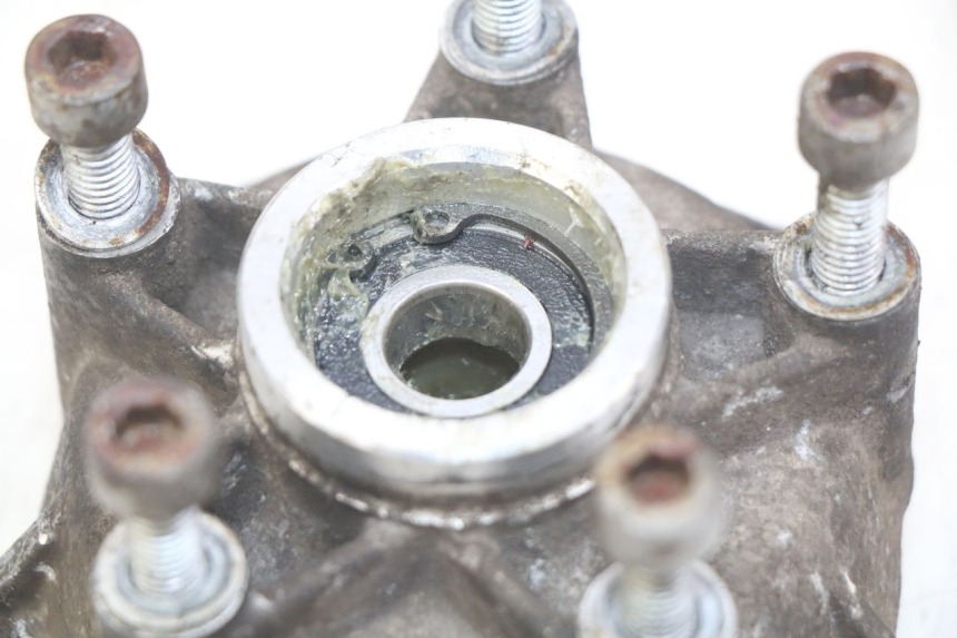 photo de FRONT WHEEL HUB PIAGGIO VESPA LXV 125 (2006 - 2009) - Alternative perspective