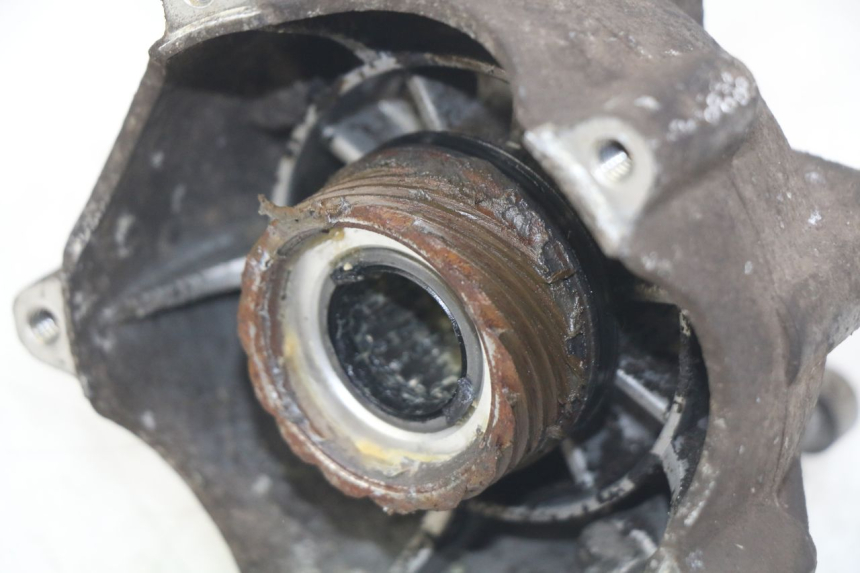 photo de FRONT WHEEL HUB PIAGGIO VESPA LXV 125 (2006 - 2009) - Fixing points details