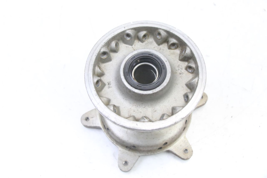photo de FRONT WHEEL HUB YAMAHA YZ 125 (2006 - 2016) - Technical close-up