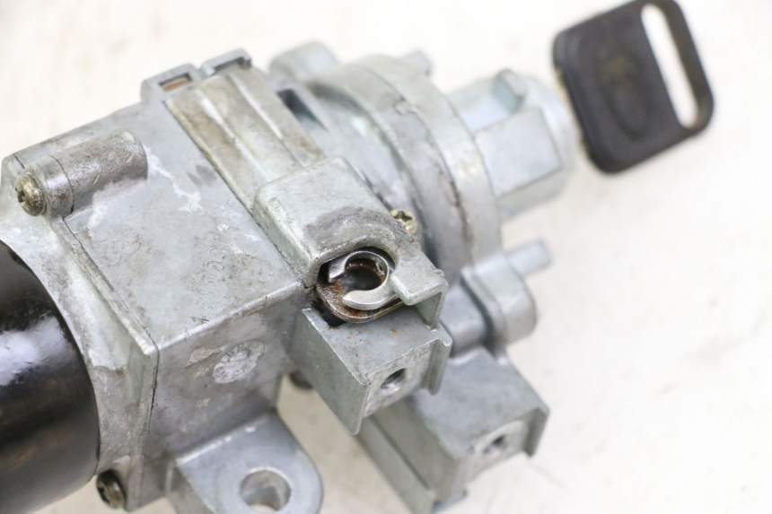 photo de IGNITION SWITCH KYMCO PEOPLE S 125 (2000 - 2008) - Technical close-up