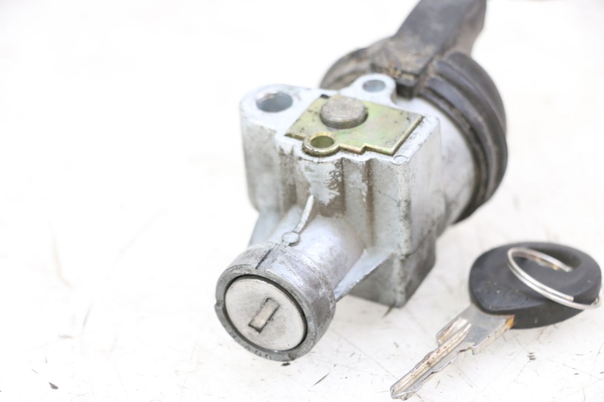 photo de IGNITION SWITCH PEUGEOT LUDIX 50 (2008 - 2017) - Fixing points details