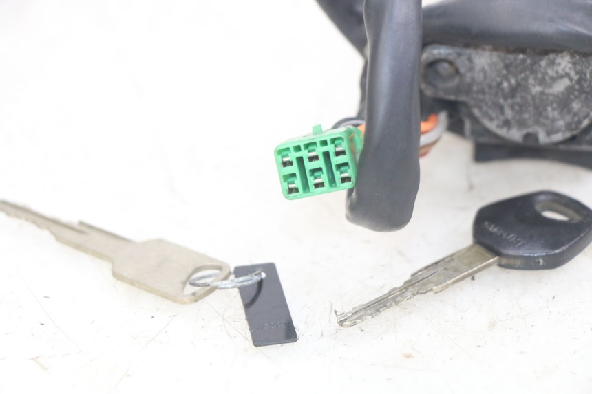 photo de IGNITION SWITCH SUZUKI SV N 650 (1999 - 2002) - Alternative perspective