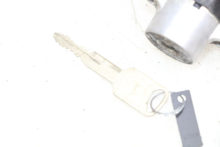 photo de IGNITION SWITCH SUZUKI SV N 650 (1999 - 2002) - Fixing points details