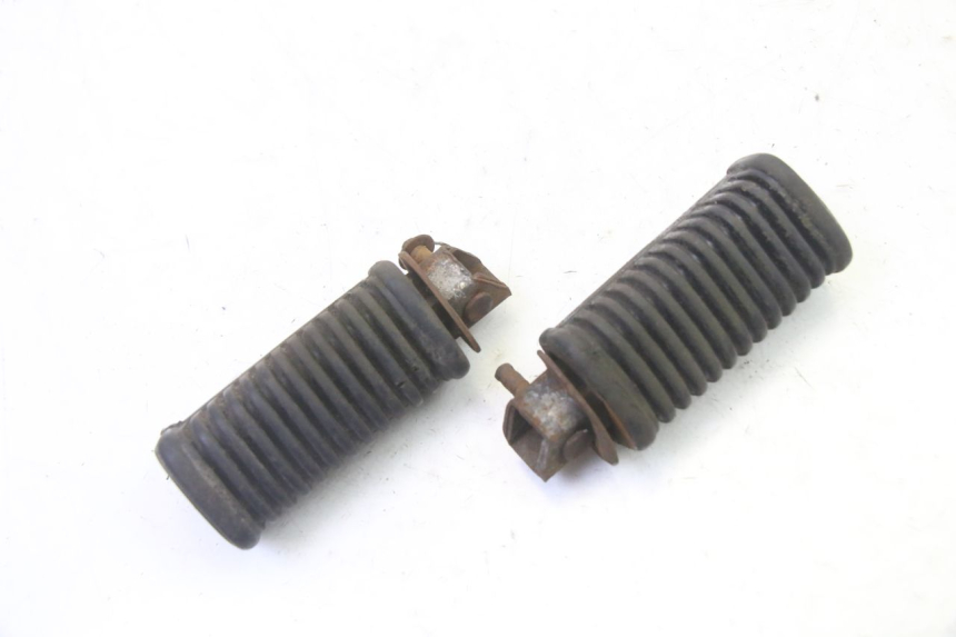 photo de PAIR REAR FOOTRESTS HYOSUNG GV AQUILA 125 (2000 - 2009) - Main view