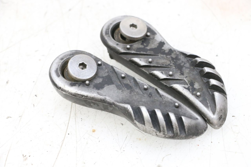 photo de PAIR OF REAR FOOTRESTS MBK BOOSTER SPIRIT NAKED 50 (2004 - 2017) - Fixing points details