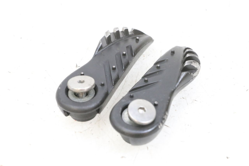 photo de PAIR OF REAR FOOTRESTS YAMAHA BW'S EASY 50 (2013 - 2016) - Surface and material condition
