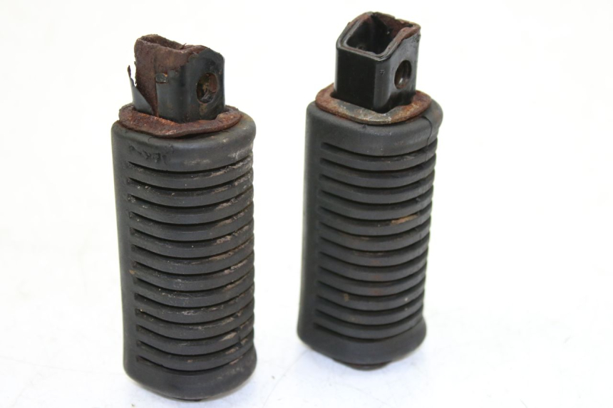 photo de PAIR OF REAR FOOTRESTS SUZUKI CP 80 (1985 - 1996) - Technical close-up