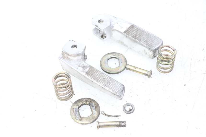 photo de PAIR REAR FOOTRESTS DAELIM BESBI 125 (2007 - 2008) - Main view