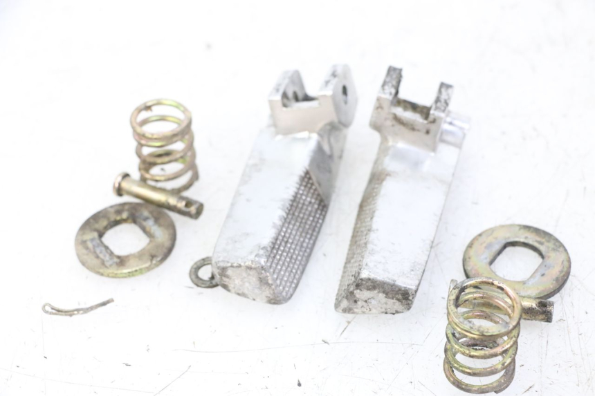 photo de PAIR REAR FOOTRESTS DAELIM BESBI 125 (2007 - 2008) - Component detail