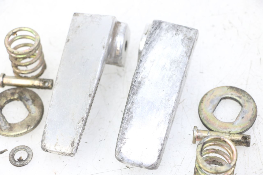 photo de PAIR REAR FOOTRESTS DAELIM BESBI 125 (2007 - 2008) - Product overview