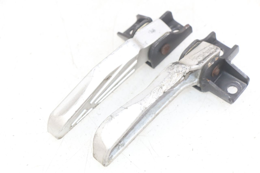 photo de PAIR OF REAR FOOTRESTS SYM FIDDLE 3 III 125 (2014 - 2020) - Component detail