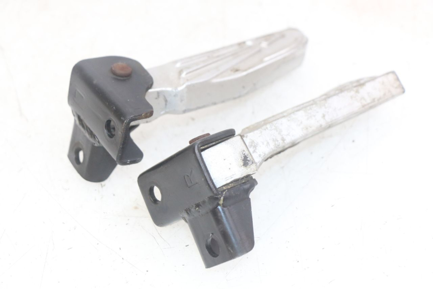 photo de PAIR OF REAR FOOTRESTS SYM FIDDLE 3 III 125 (2014 - 2020) - Technical close-up