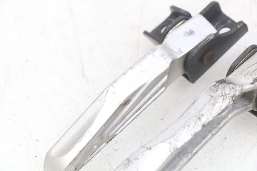 photo de PAIR OF REAR FOOTRESTS SYM FIDDLE 3 III 125 (2014 - 2020) - Product overview