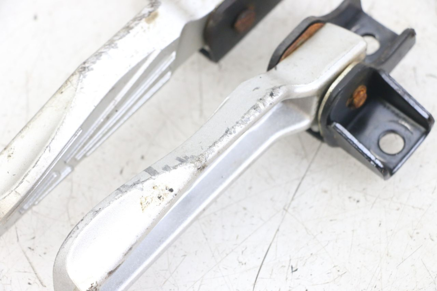 photo de PAIR OF REAR FOOTRESTS SYM FIDDLE 3 III 125 (2014 - 2020) - Zoom on usage condition