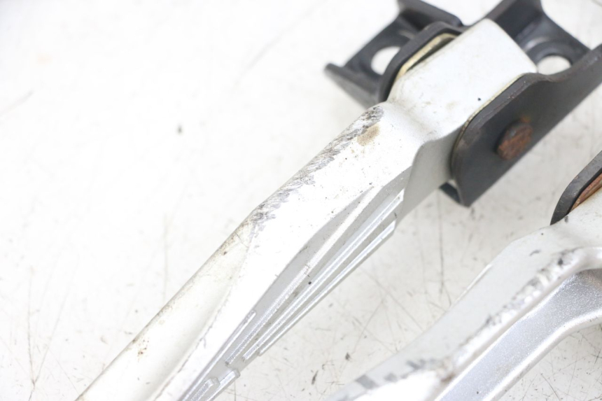 photo de PAIR OF REAR FOOTRESTS SYM FIDDLE 3 III 125 (2014 - 2020) - Alternative perspective