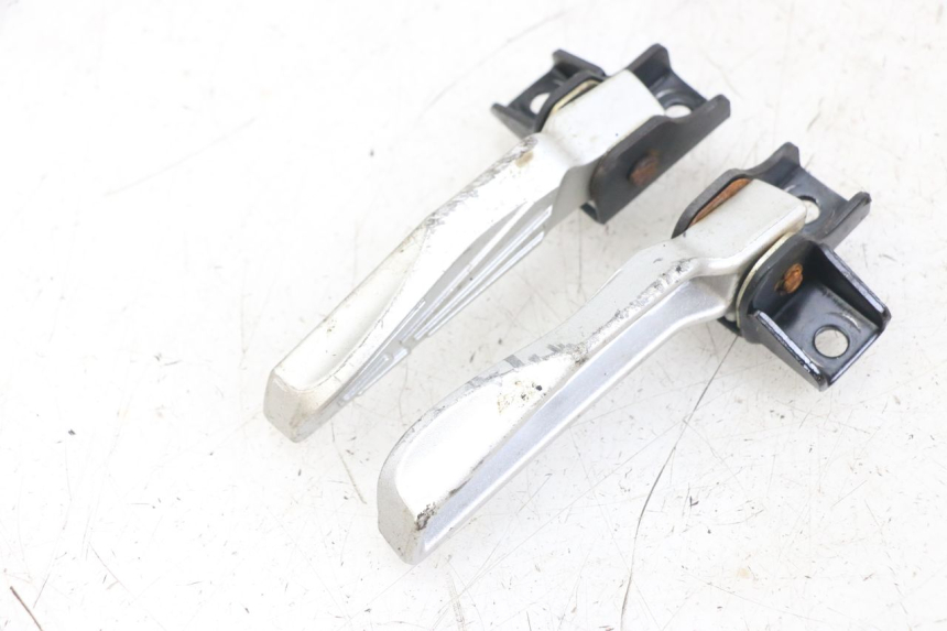 photo de PAIR OF REAR FOOTRESTS SYM FIDDLE 3 III 125 (2014 - 2020) - Technical close-up