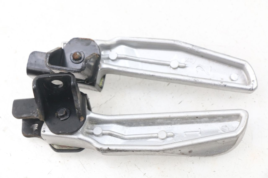 photo de PAIR REAR FOOTRESTS SYM FIDDLE 3 III 50 (2014 - 2020) - Zoom on usage condition