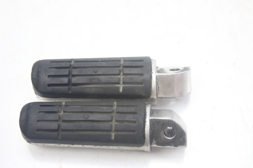 photo de PAIR OF REAR FOOTRESTS YAMAHA FZS FAZER 600 (1998 - 2001) - Component detail