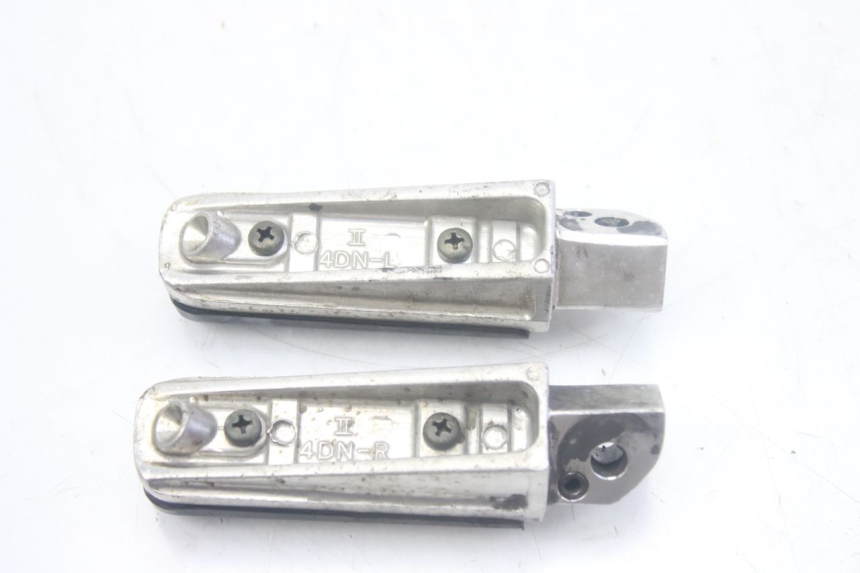 photo de PAIR OF REAR FOOTRESTS YAMAHA FZS FAZER 600 (1998 - 2001) - Zoom on usage condition