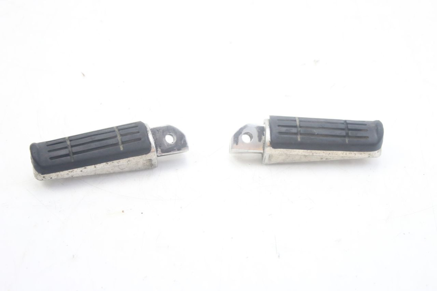 photo de PAIR OF REAR FOOTRESTS YAMAHA FZS FAZER 600 (1998 - 2001) - Technical close-up
