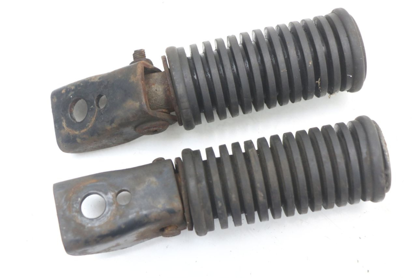 photo de PAIR REAR FOOTRESTS SUZUKI GN 125 (1997 - 2000) - Zoom on usage condition